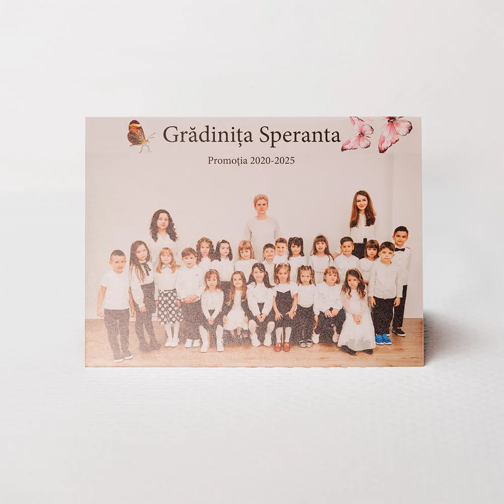 Mapă de absolvire pentru grădiniță — coperta cu fotografia de grup a promoției și numele grădiniței